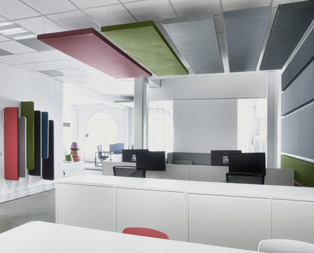 Aménagement de bureaux en open space avec panneaux et séparations acoustiques - Réalisation SHOWROOM MOORE - Paris 3