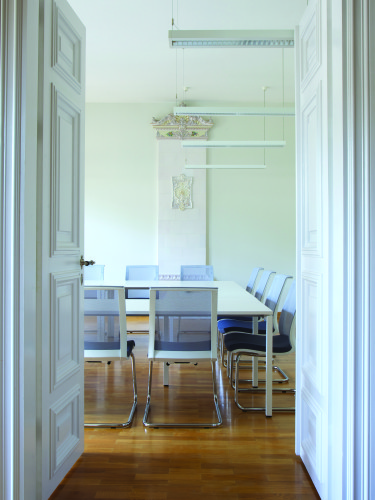 Salle de réunion avec chaise visiteur EVA blanc avec accoudoirs, dossier résille et piètement luge métal NARBUTAS