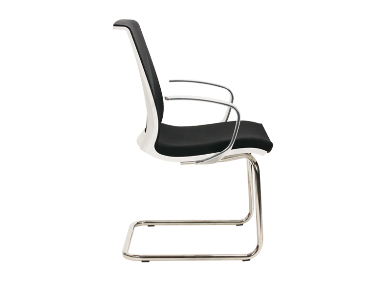 Chaise visiteur EVA noir et blanc avec piètement luge métal NARBUTAS