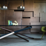 Chaise design 4 pieds en bois Mysa Lounge et table W plateau en verre Bross
