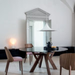 Table de réception Trigono avec piètement en bois teinté et plateau en marbre – Chaise design Shell coloris rose Bross