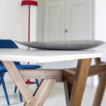 Plan de détail sur piètement en bois massif teinté table Trigono Bross