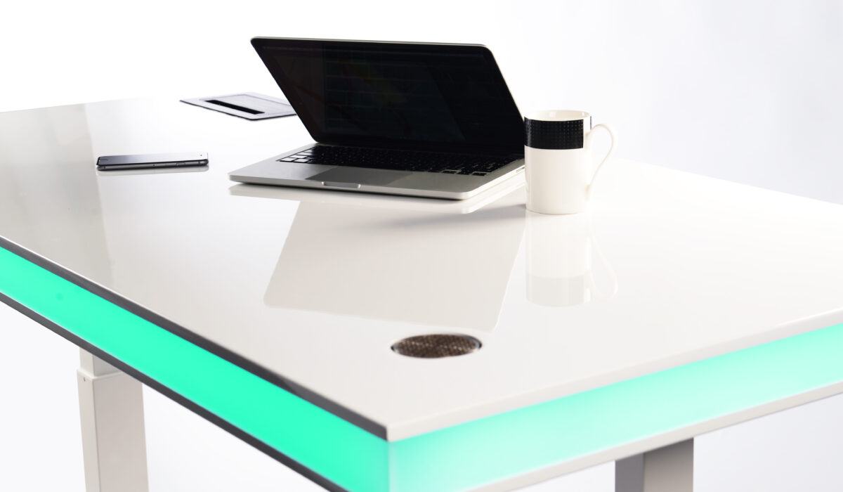 table air laquée blanc et lueur verte