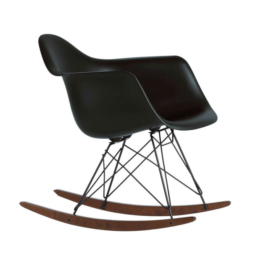 vitraeames-plastic-chair-basic-dark-1049378-freisteller