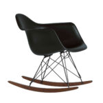 vitraeames-plastic-chair-basic-dark-1049378-freisteller