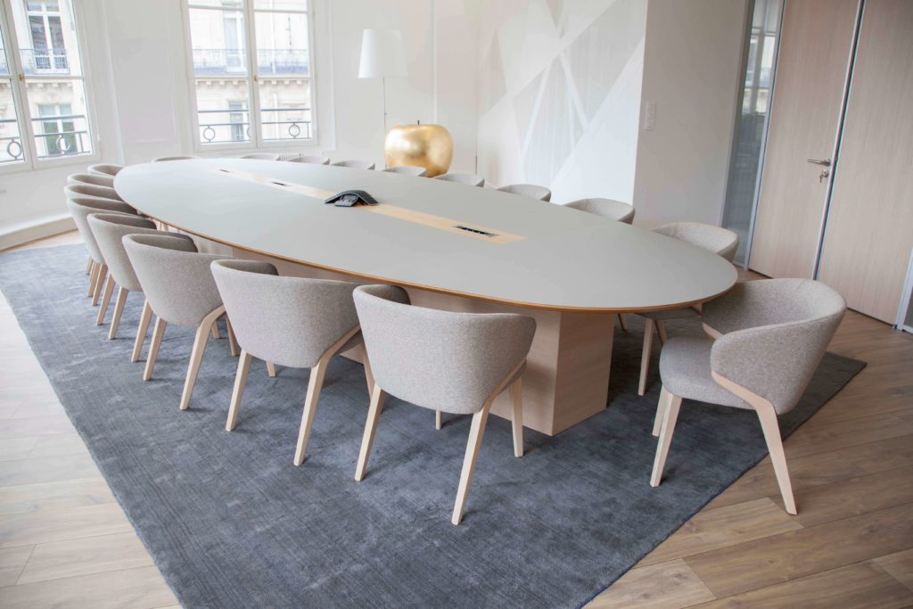 Aménagement espace de réunion design, connectique intégrée - Réalisation NOMOS - Paris 8