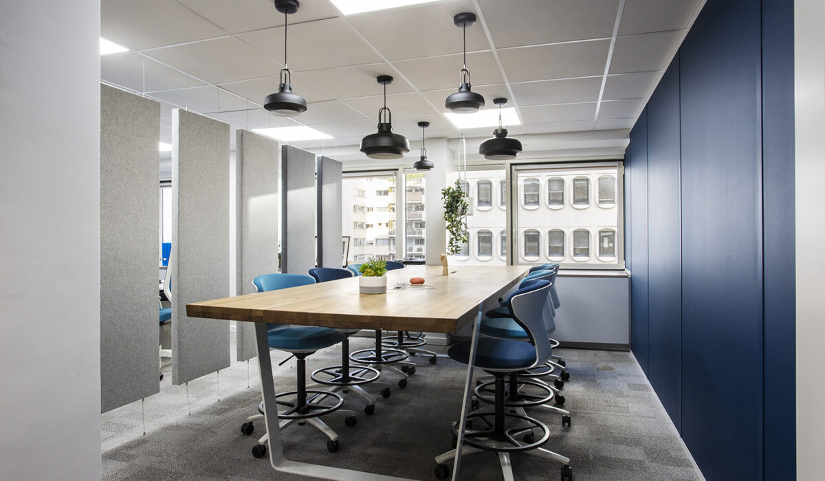 Siège de travail Turn Around, Table haute Revol, Suspensions Copenhagen, Cloison Moore Acoustic