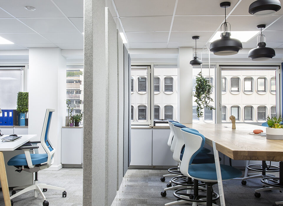 Suspension Copenhagen, Cloison Moore Acoustic, Table haute Revol, Siège de travail Turn Around