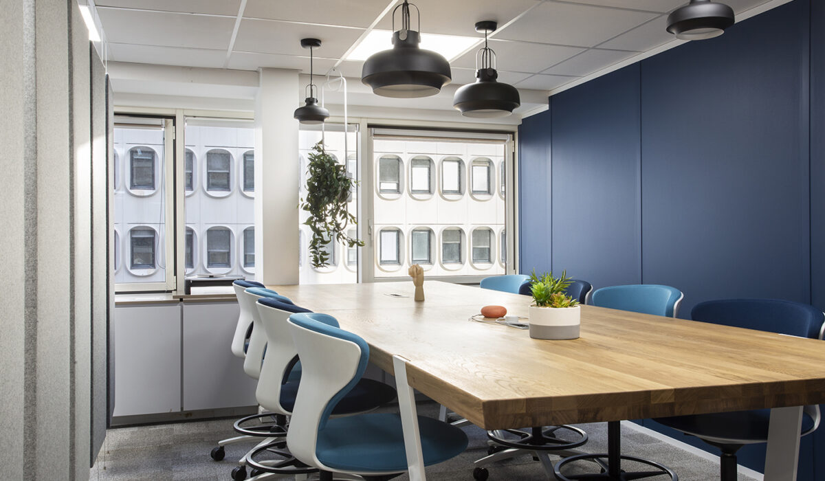 Suspension Copenhagen, Siège de travail Turn Around, Table haute Revol, Cloison Moore Acoustic