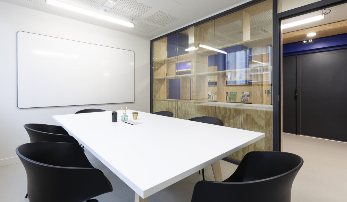 Table MARTEX, chaise ABOUT A CHAIR, panneau LIntex2