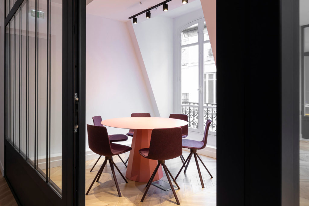 Aménagement d'espace de réunion design et graphique - Bureaux haussmanniens- Paris 8