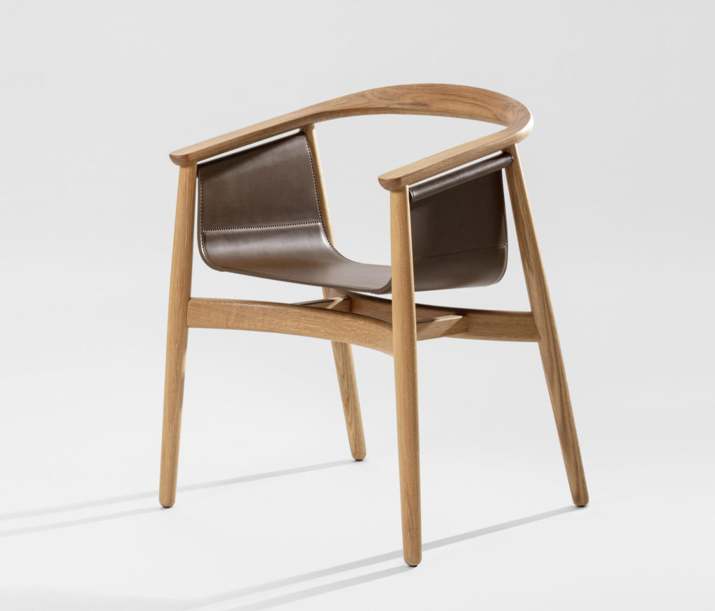 Chaise PELLE, en cuir et bois massif rendant hommage aux design nordique