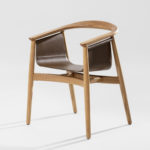 Chaise PELLE, en cuir et bois massif rendant hommage aux design nordique