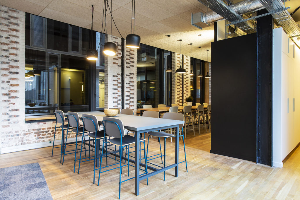 Aménagement de la cafétéria, espace hybride - Réalisation DASHLANE - Paris 18