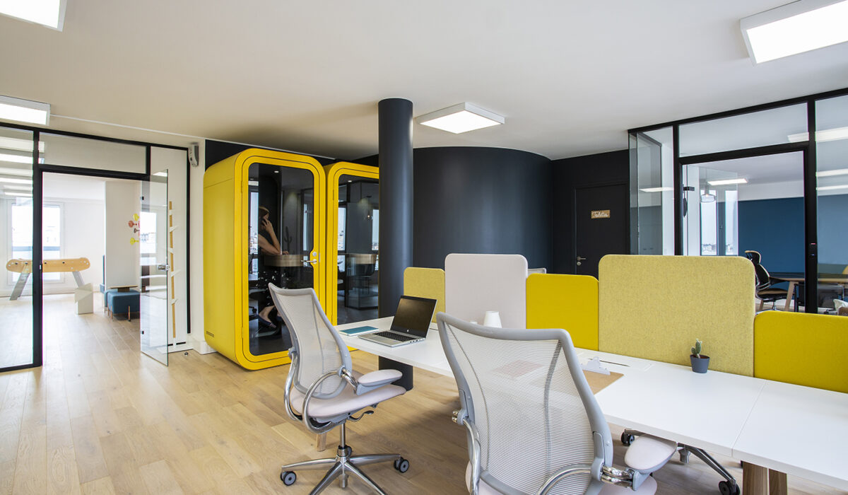 Siege-de-travail-Liberty-Ecran-de-separation-Nova-Fabric-Cabine-Framery-O-Bench-Nova-Wood