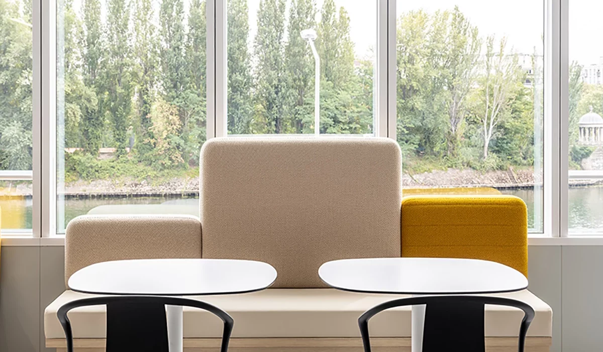 Banquette-PAULIN-Artcan-Table-PUNTO-Enea-Assises-BELLEVILLE-Vitra