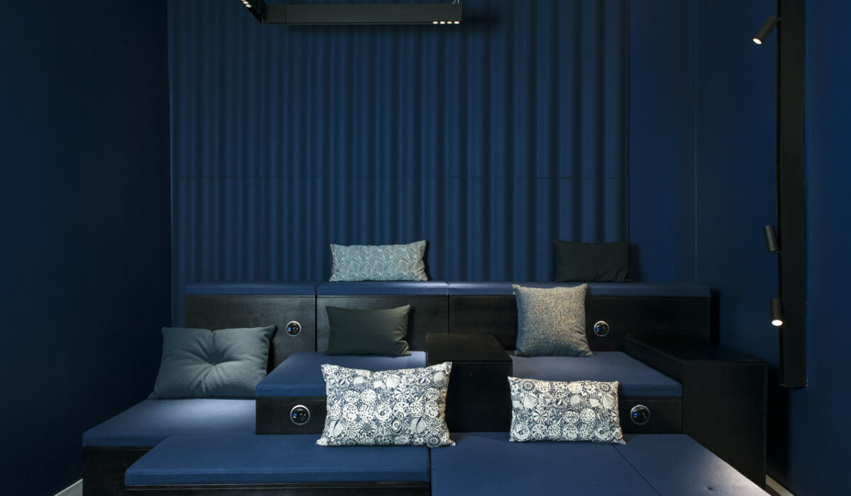 MOORE blue room 01