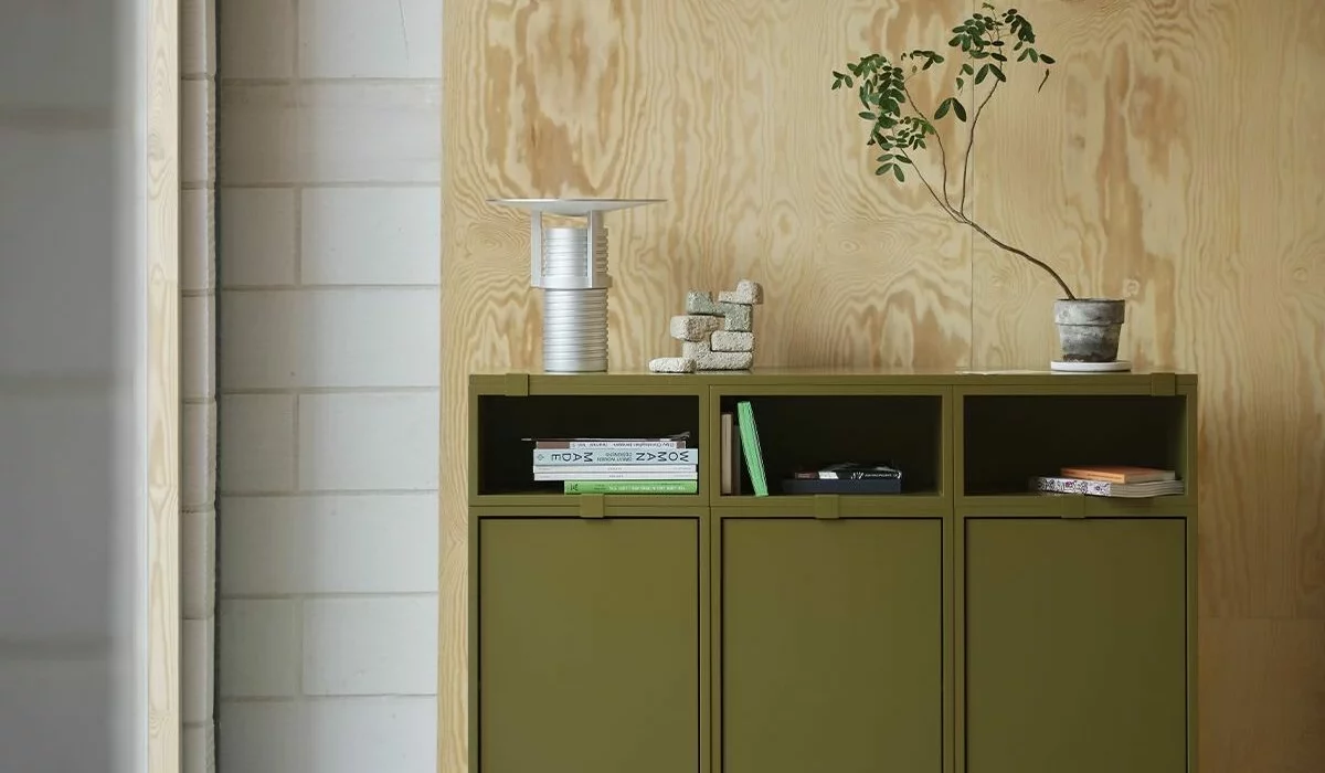 stacked-sideboard-3-brown-green-set-table-lamp-muuto-org-e1730906438862