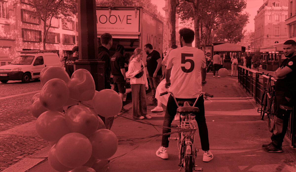 AMOORE - photo rouge vélo x ballons