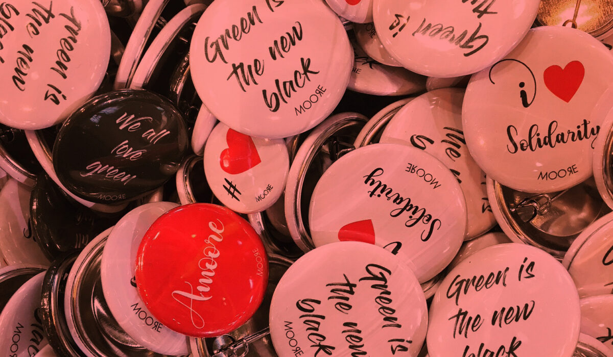 AMOORE - photo rouge badges