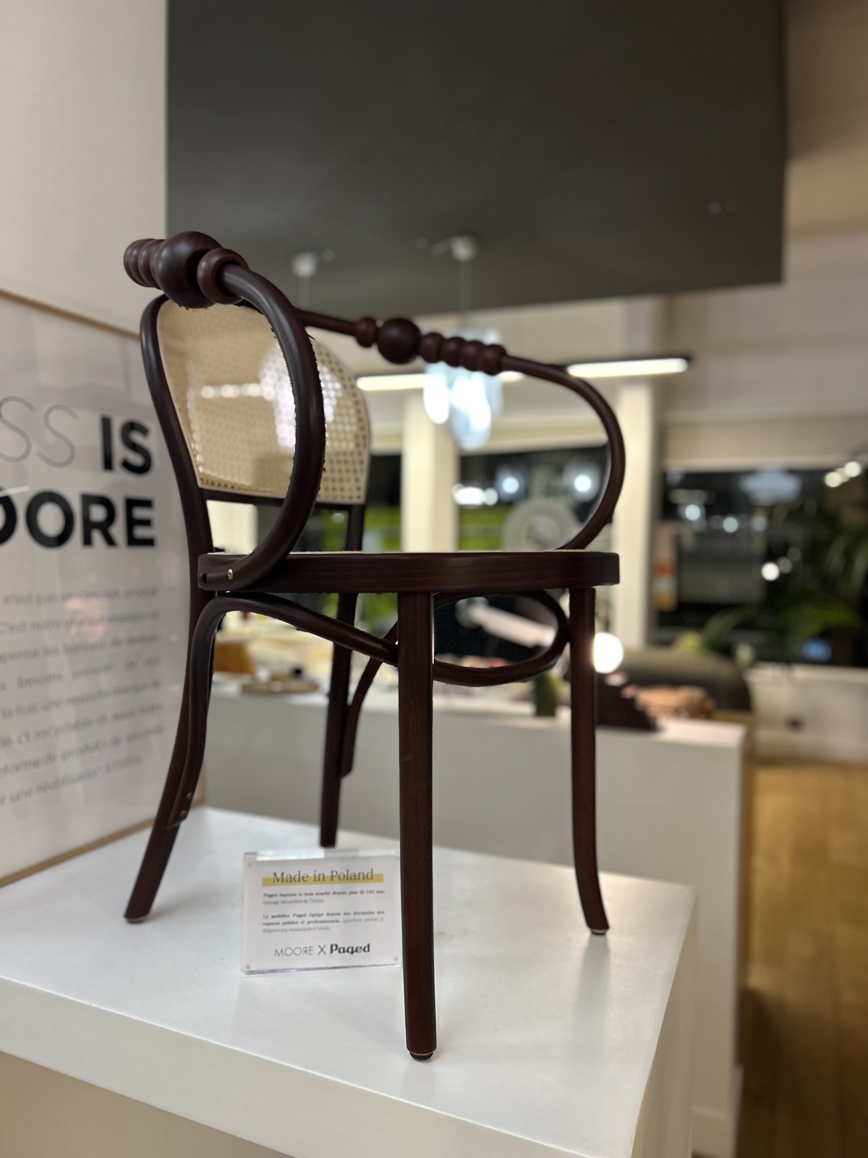 Mobilier contemporain polonais exposé par MOORE Design