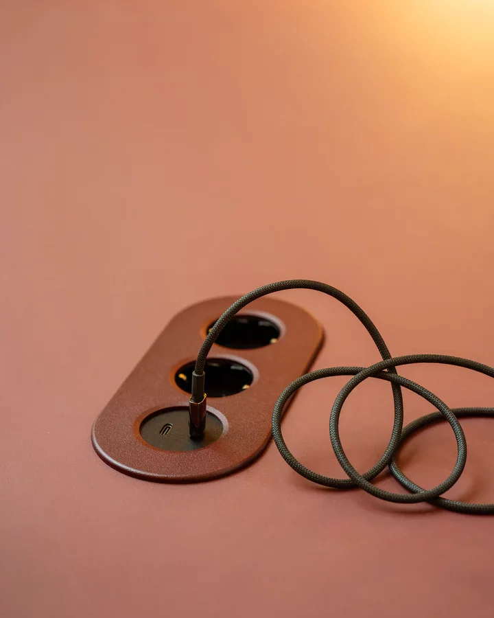 Nomad Strip 03 – Multiprise encastrable - FORMING & FUNCTION​, Accessoires de bureau design (1)