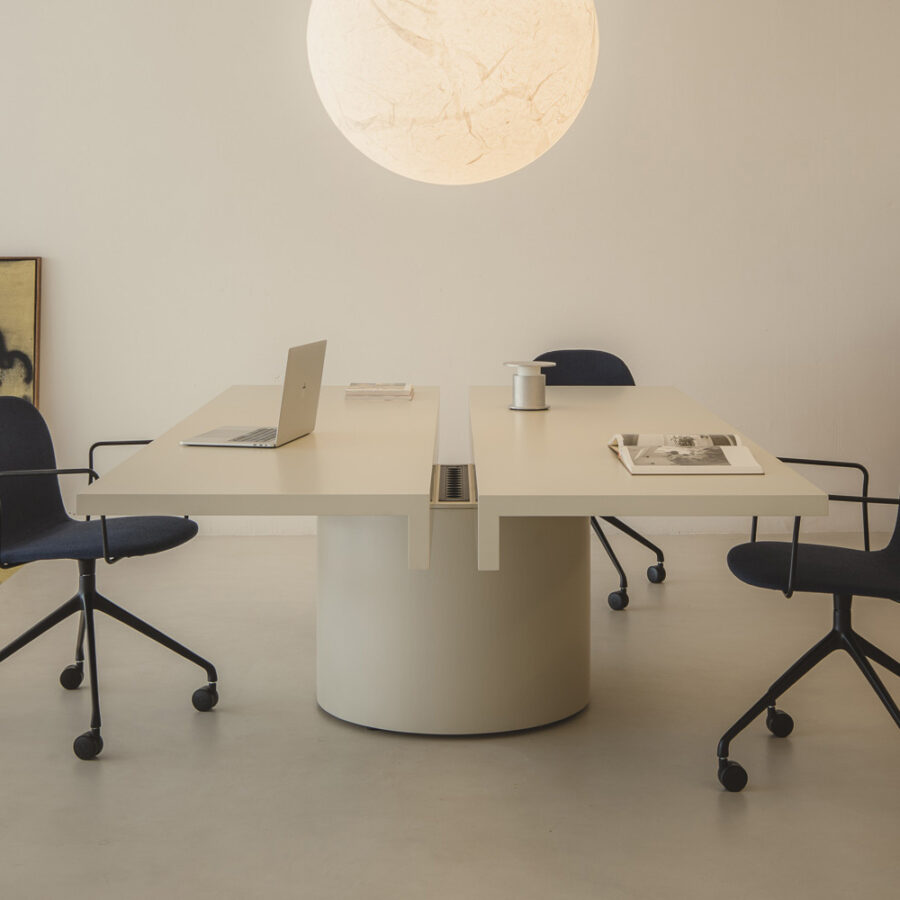 TABLE TOT ELECTRIFIEE - OMELETTE EDITIONS, Bureaux & tables de travail (1)