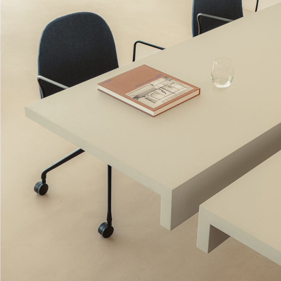 TABLE TOT ELECTRIFIEE - OMELETTE EDITIONS, Bureaux & tables de travail (2)